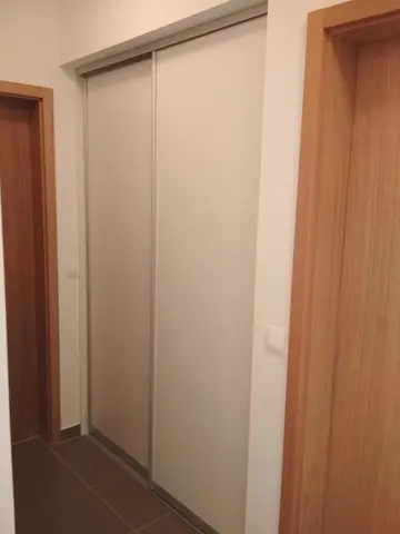 Posuvné dveře na míru do chodby a předsíně v dekoru buk