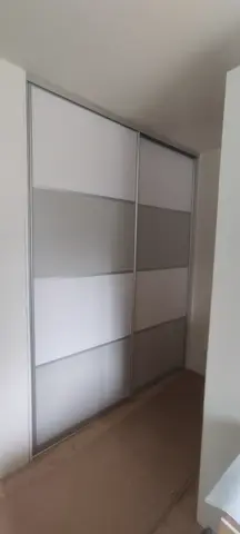 Posuvné dveře na míru do chodby a předsíně se skleněnou výplní, šedá
