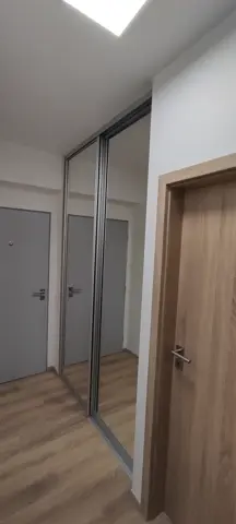 Posuvné dveře na míru do chodby a předsíně se zrcadlovými dveřmi