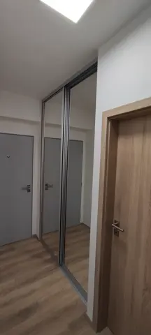 Posuvné dveře na míru do chodby a předsíně se zrcadlovými dveřmi