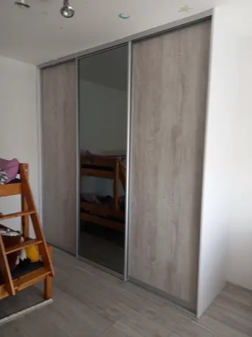 Posuvné dveře na míru do dětského pokoje s kombinovanou výplní dveří v dekoru dub