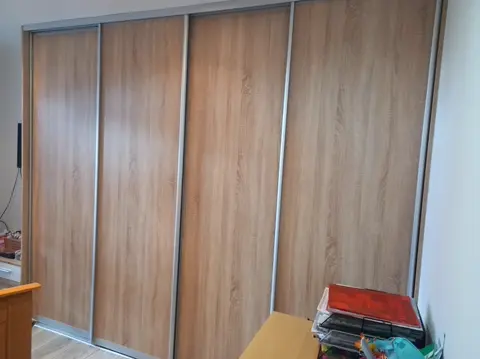 Posuvné dveře na míru do dětského pokoje s dveřmi v dekoru dub