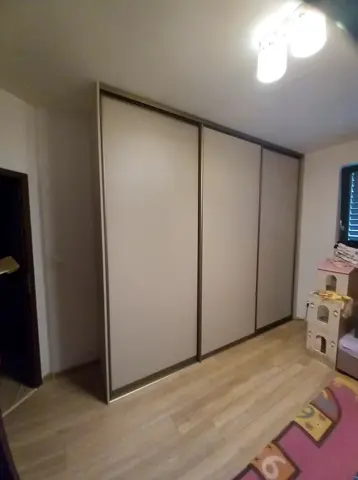 Posuvné dveře na míru do dětského pokoje se skleněnou výplní, šedá