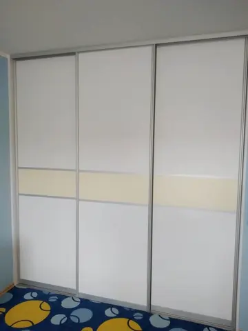 Posuvné dveře na míru do dětského pokoje se skleněnou výplní, bílá