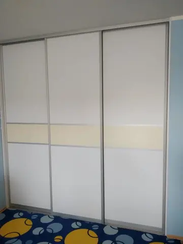 Posuvné dveře na míru do dětského pokoje se skleněnou výplní, bílá