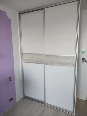 Posuvné dveře na míru do dětského pokoje s kombinovanou výplní dveří, bílá