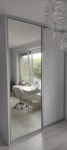Posuvné dveře na míru do dětského pokoje se zrcadlovými dveřmi, bílá