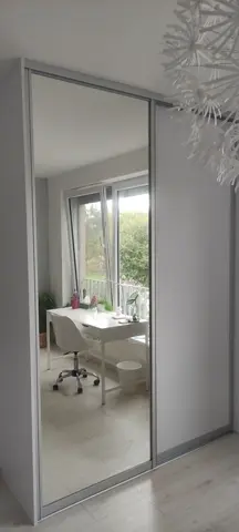 Posuvné dveře na míru do dětského pokoje se zrcadlovými dveřmi, bílá