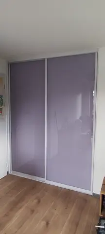 Posuvné dveře na míru do dětského pokoje se skleněnou výplní