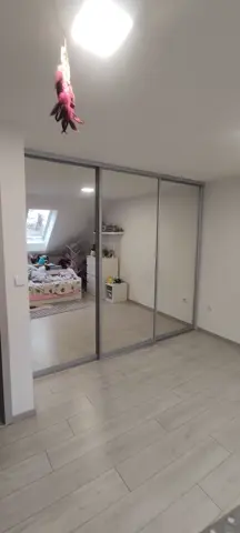 Posuvné dveře na míru do dětského pokoje se zrcadlovými dveřmi, šedá