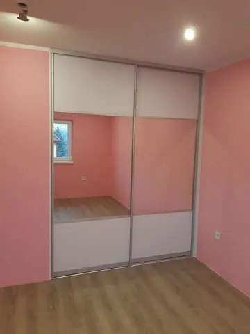 Posuvné dveře na míru do dětského pokoje s kombinovanou výplní dveří, bílá
