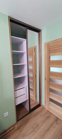 Posuvné dveře na míru do dětského pokoje s kombinovanou výplní dveří, bílá