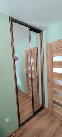Posuvné dveře na míru do dětského pokoje se zrcadlovými dveřmi