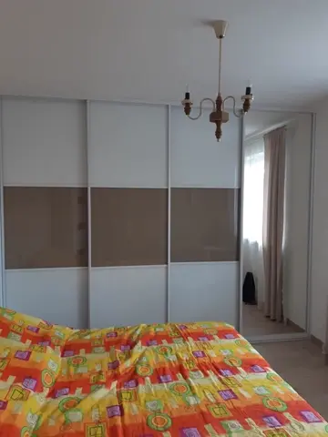 Posuvné dveře na míru do ložnice s kombinovanou výplní dveří, bílá