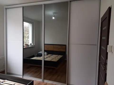 Posuvné dveře na míru do ložnice s kombinovanou výplní dveří, bílá