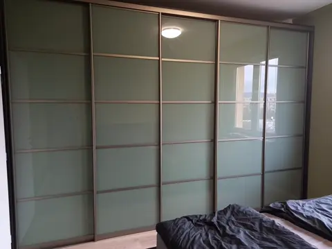 Posuvné dveře na míru do ložnice se skleněnou výplní