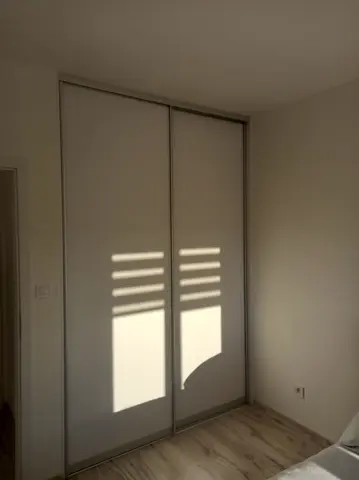 Posuvné dveře na míru do ložnice se skleněnou výplní, bílá