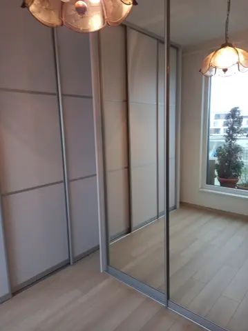 Posuvné dveře na míru do ložnice s kombinovanou výplní dveří, šedá