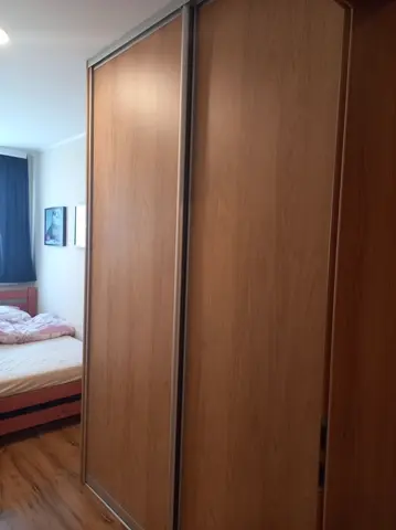 Posuvné dveře na míru do ložnice s dveřmi v dekoru dub