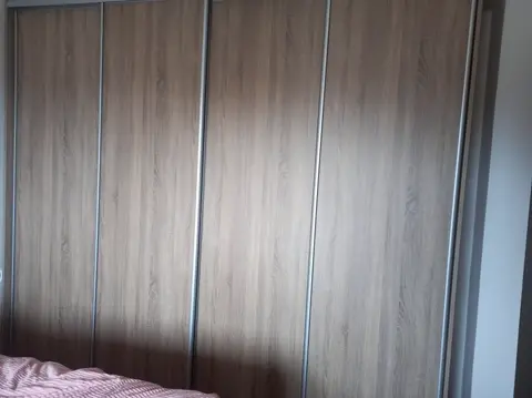 Posuvné dveře na míru do ložnice s dveřmi v dekoru dub