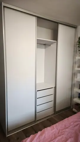 Posuvné dveře na míru do ložnice se skleněnou výplní, bílá