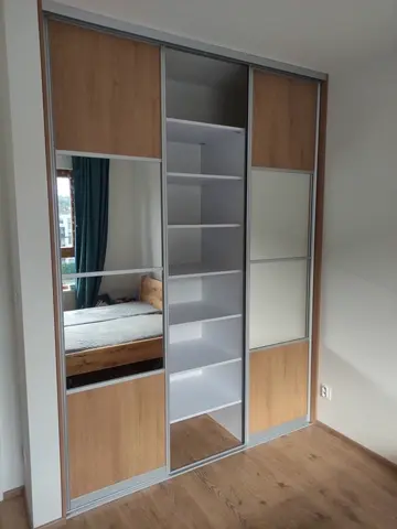 Posuvné dveře na míru do ložnice s kombinovanou výplní dveří v dekoru dub