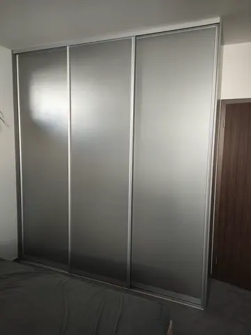 Posuvné dveře na míru do ložnice se skleněnou výplní, šedá