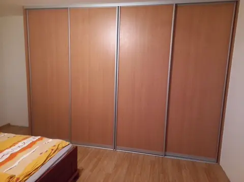 Posuvné dveře na míru do ložnice s dveřmi v dekoru buk