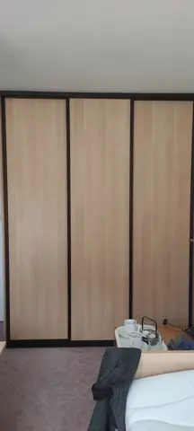 Posuvné dveře na míru do ložnice s dveřmi v dekoru buk