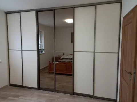 Posuvné dveře na míru do ložnice s kombinovanou výplní dveří, bílá