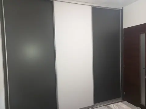 Posuvné dveře na míru do ložnice se skleněnou výplní, kombinace dekorů