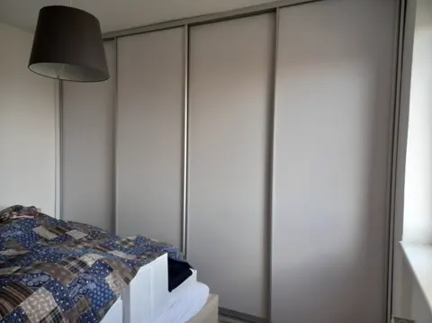 Posuvné dveře na míru do ložnice, šedá
