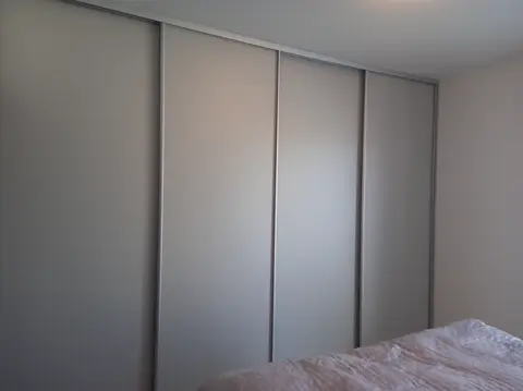 Posuvné dveře na míru do ložnice se skleněnou výplní, šedá