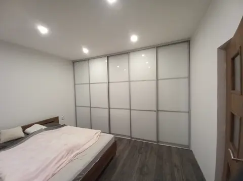 Posuvné dveře na míru do ložnice se skleněnou výplní, bílá