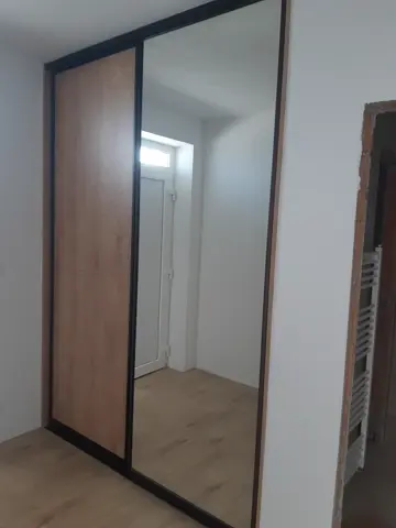 Posuvné dveře na míru do ložnice se zrcadlovými dveřmi
