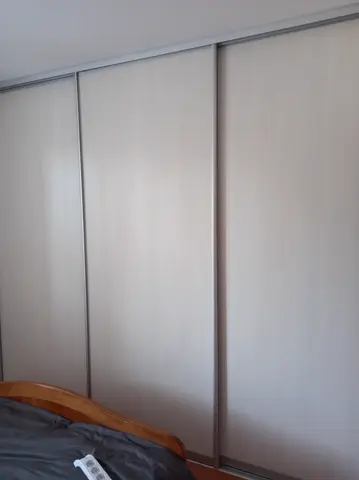 Posuvné dveře na míru do ložnice s dveřmi v dekoru buk