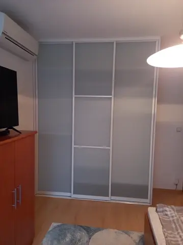 Posuvné dveře na míru do ložnice se skleněnou výplní, šedá