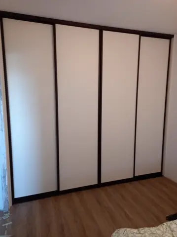 Posuvné dveře na míru do ložnice se skleněnou výplní, bílá
