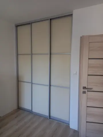 Posuvné dveře na míru do ložnice se skleněnou výplní, bílá