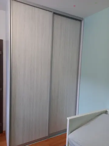 Posuvné dveře na míru do ložnice s dveřmi v dekoru javor