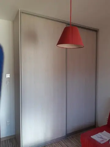 Posuvné dveře na míru do ložnice s dveřmi v dekoru javor