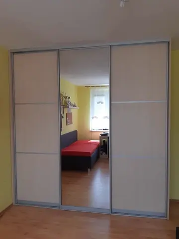 Posuvné dveře na míru do ložnice s kombinovanou výplní dveří ve světlém dekoru javor