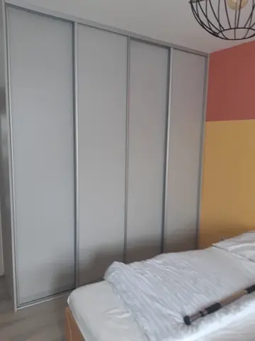 Posuvné dveře na míru do ložnice se skleněnou výplní, šedá