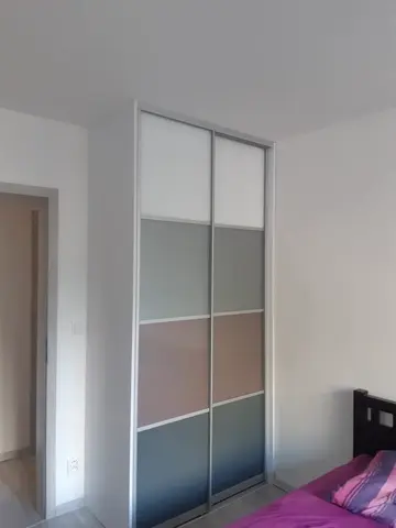 Posuvné dveře na míru do ložnice se skleněnou výplní, kombinace dekorů