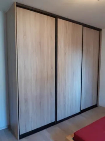 Posuvné dveře na míru do ložnice s dveřmi v dekoru dub