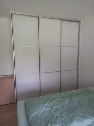 Posuvné dveře na míru do ložnice se skleněnou výplní, bílá