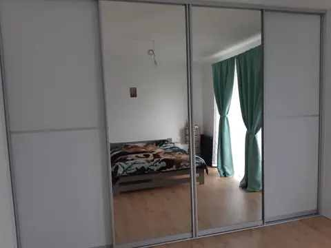 Posuvné dveře na míru do ložnice s kombinovanou výplní dveří, bílá
