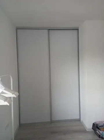 Posuvné dveře na míru do ložnice s dveřmi v dekoru dřeva, šedá