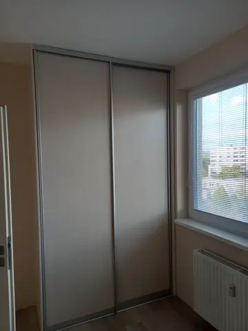 Posuvné dveře na míru do ložnice s dveřmi v dekoru javor