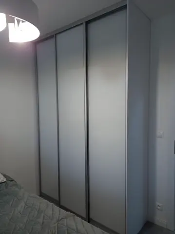 Posuvné dveře na míru do ložnice se skleněnou výplní, bílá